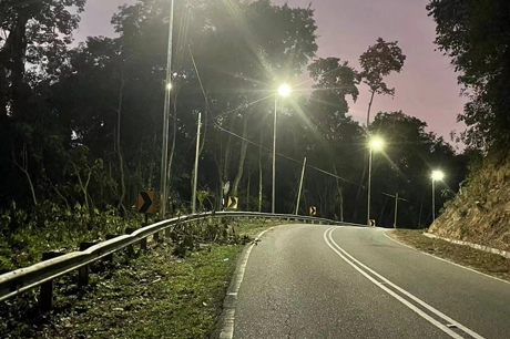 MALAYSIA_Luces solares para la carretera rural