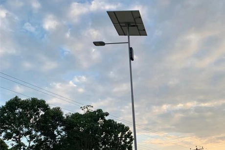 ECUADOR_Solar ilumina una zona industrial